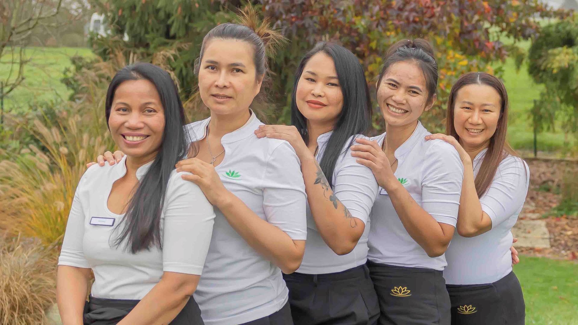 ueber uns Das Team mit fuenf Masseurinnen im LANAI SPA